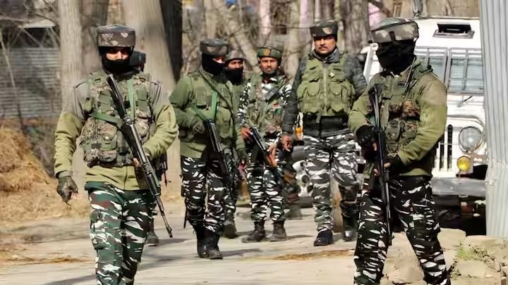 जम्मू-कश्मीर के उधमपुर में आतंकियों के साथ सुरक्षा बलों की मुठभेड़, जैश आतंकी घेरे गए