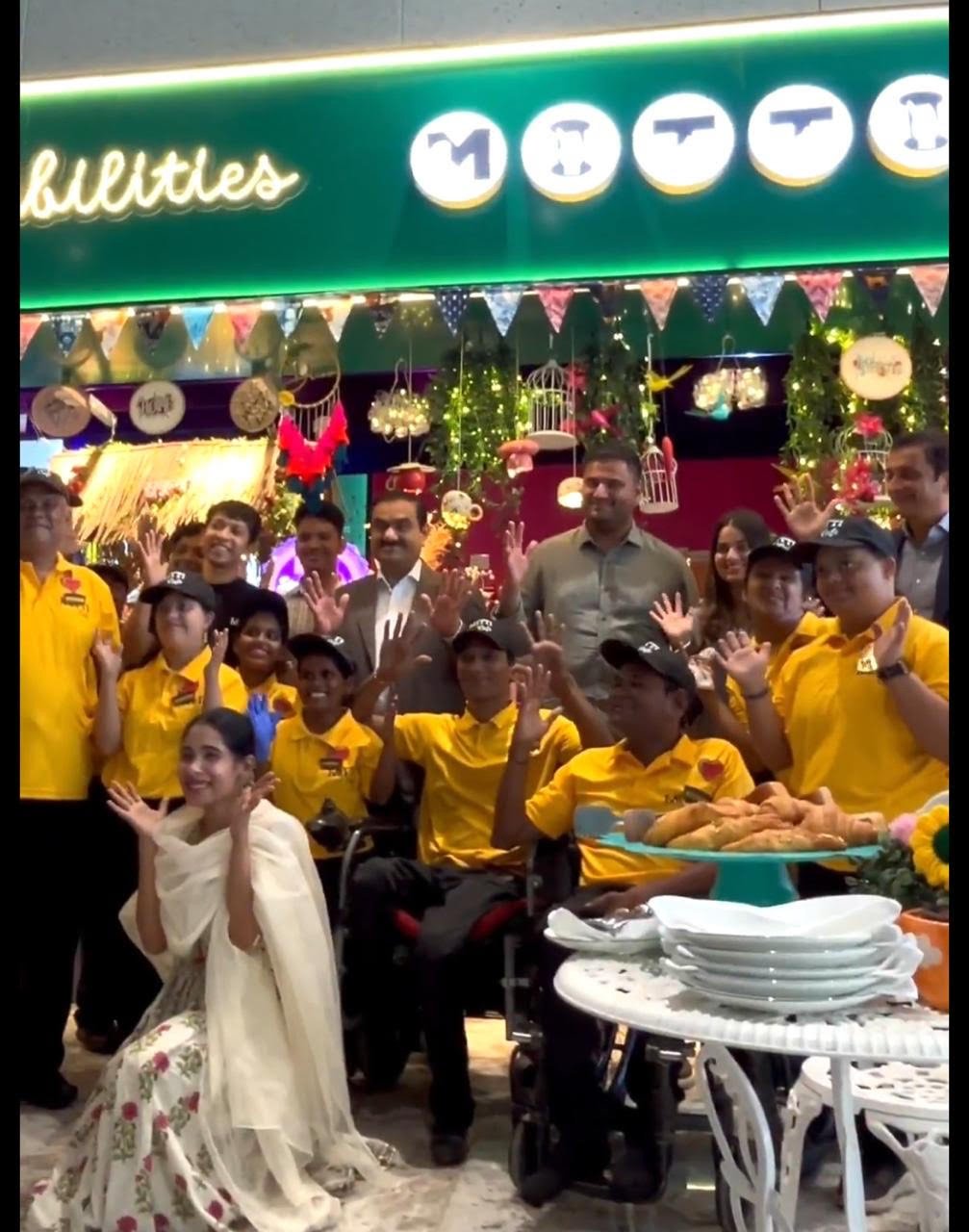 गौतम अदानी ने नवी मुंबई अंतर्राष्ट्रीय हवाई अड्डे के निर्माण में शामिल लोगों से मुलाकात की