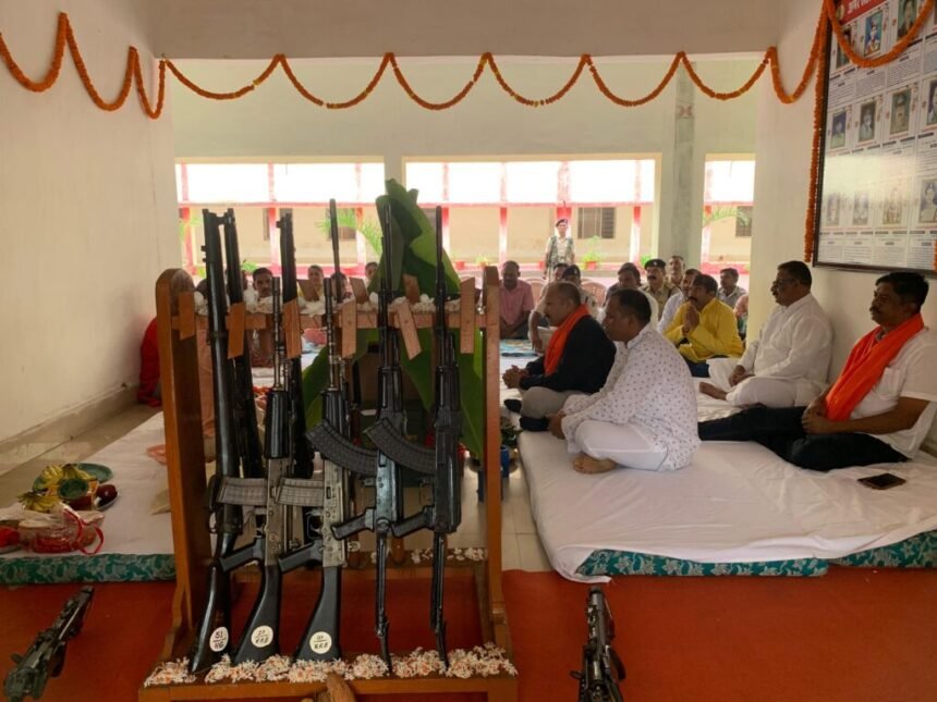 (कोरबा)  पुलिस लाइन में हथियारों की प्रदर्शनी लगाकर शस्त्र पूजा की परंपरा निभाई गयी