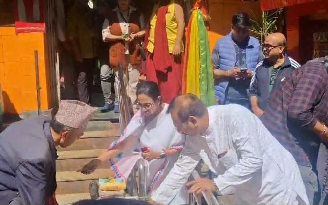 सीएम ममता ने दार्जिलिंग के महाकाल मंदिर में की पूजा-अर्चना