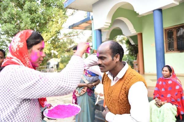 (रायपुर) मुख्यमंत्री के रूप में शपथ लेते ही विष्णु देव साय के गाँव बगिया में उड़े रंग-गुलाल, फूटे फटाखे