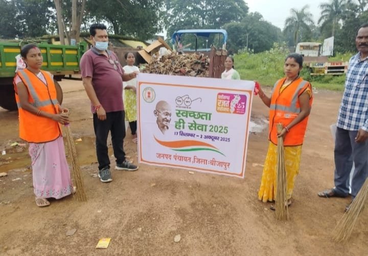 (बीजापुर) स्वच्छता ही सेवा है अभियान के तहत ग्राम पंचायत नेमेड में बस स्टैंड की गई साफ-सफाई