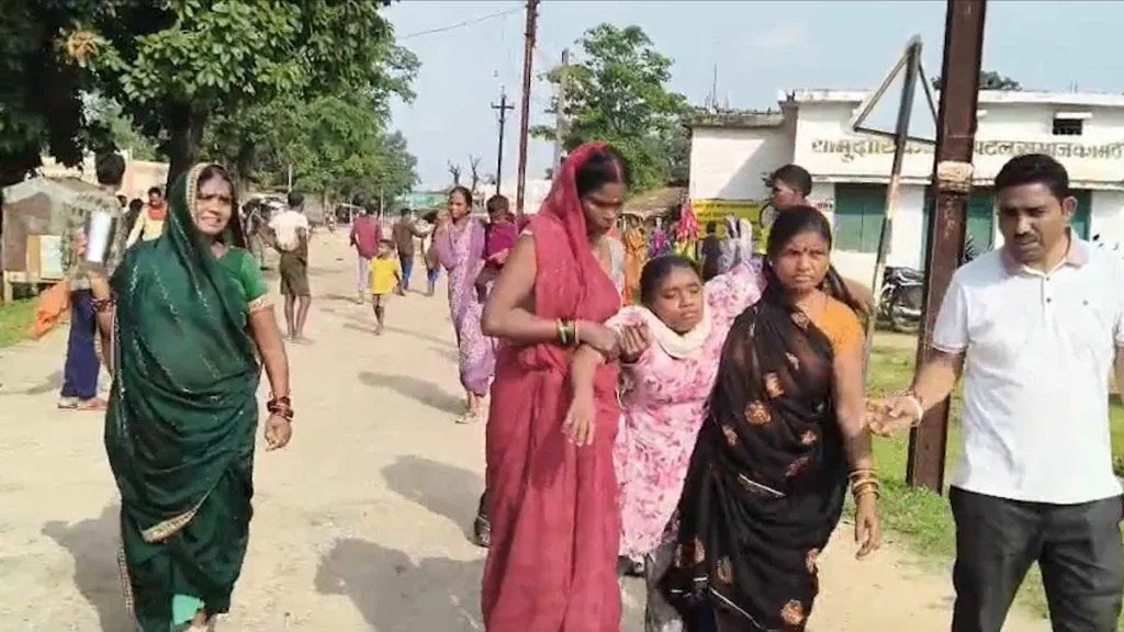 (कवर्धा)जिले के कामठी गांव में नवरात्रि से पहले तनाव, दुर्गा पंडाल तोड़े जाने पर बवाल, महिला आरक्षक पर हमला