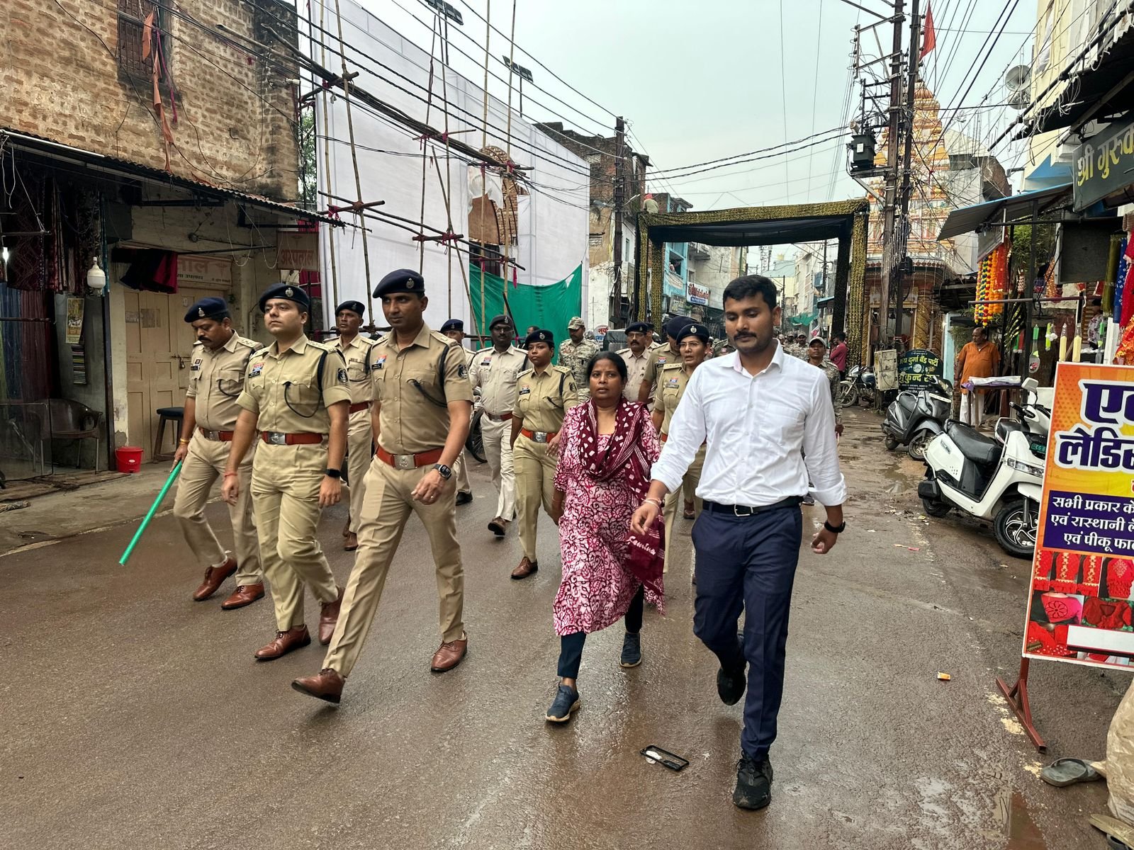 (धमतरी) धमतरी में दुर्गा पूजा व त्यौहारों की सुरक्षा हेतु पुलिस-प्रशासन का फ्लैग मार्च