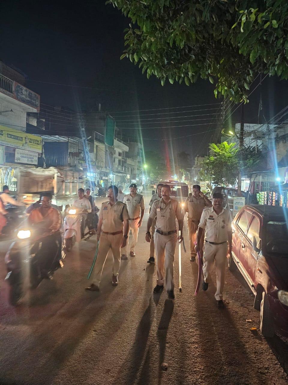 (बिलासपुर) आगामी त्यौहार के मद्देनजऱ बिलासपुर पुलिस की सक्रियता एवं विजि़बल पुलिसिंग को बढ़ाया गया — शहर में रात्रिकालीन चेकिंग एवं पैदल पेट्रोलिंग की जा रही है