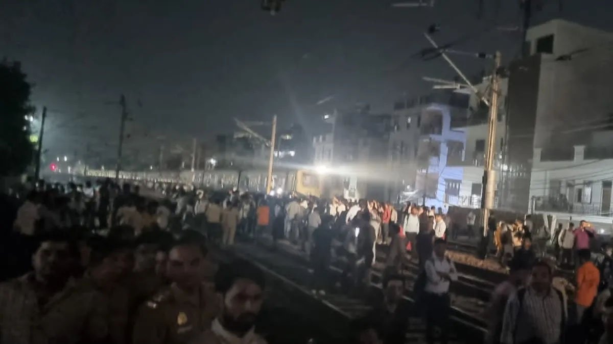 यूपी : गाजियाबाद में ट्रेन की चपेट में आने से ट्रैकमैन की मौत, रेलवे कर्मचारियों ने किया विरोध प्रदर्शन