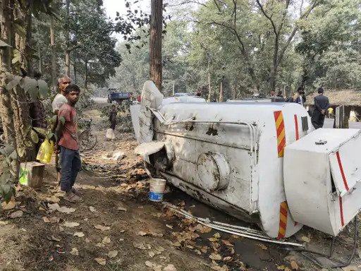 (कोरबा) टैंकर पलटने पर डीजल ले गए लोग