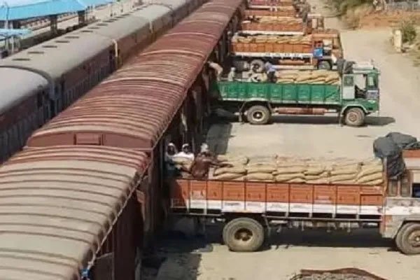 चालू वित्त वर्ष में रेलवे की माल ढुलाई बढ़कर 1,465 मीट्रिक टन हुई