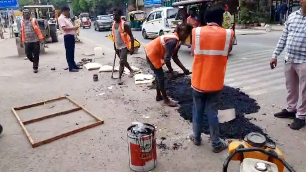 मानसून से पहले दिल्ली सरकार ने चलाया सड़कों को गड्ढा मुक्त करने का अभियान