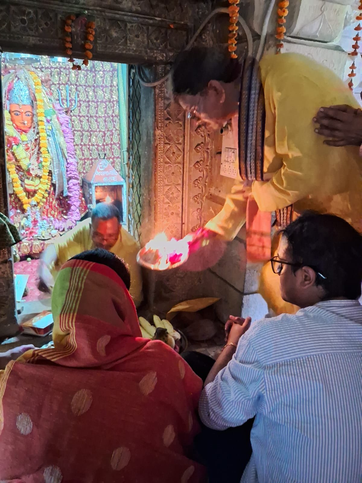 (कोरबा) महंत दंपत्ति ने देवी मन्दिरों में की पूजा-अर्चना