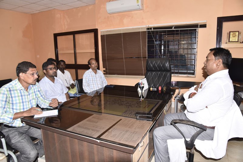 (जगदलपुर-रायपुर) न्यौताभोज में लापरवाही बीईओ को शो-कॉज नोटिस जारी