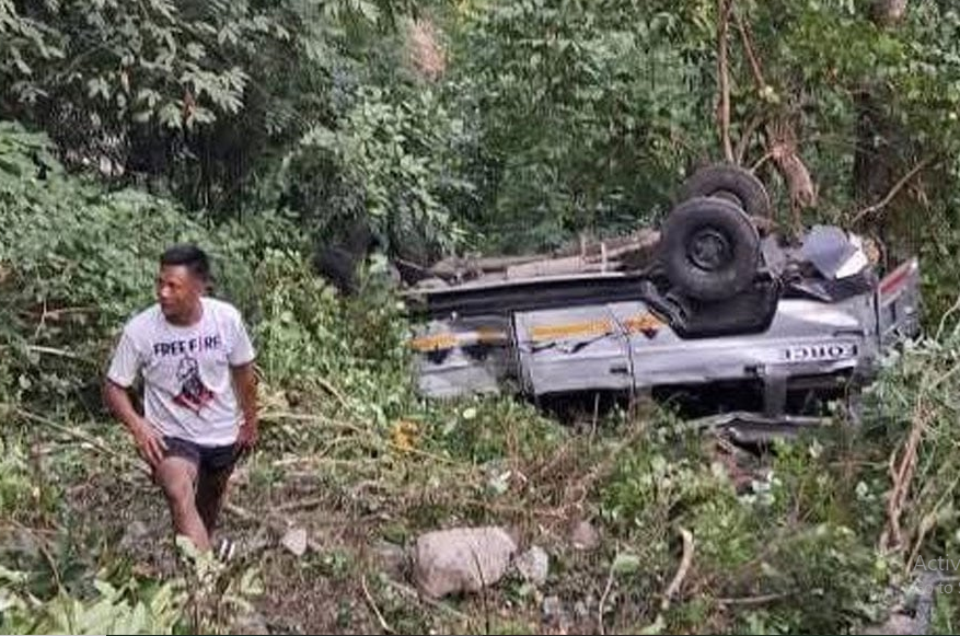 सैकड़ों फीट नीचे खाई में गिरी वाहन, तीन की मौत