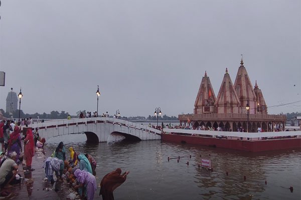 कुरुक्षेत्र : सोमवती अमावस्या पर ब्रह्मसरोवर में श्रद्धालुओं का विशाल हजूम, पितरों के लिए पिंडदान और पूजा-अर्चना