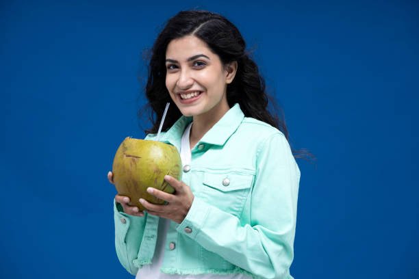 क्या केवल नारियल पानी पीने से ठीक हो जाता है हैंगओवर? आइए जानें इसकी सच्चाई