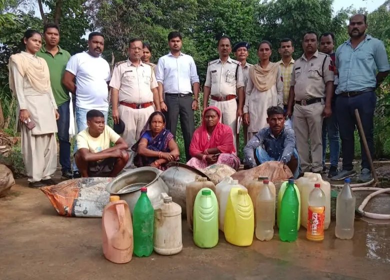 (कोरबा) जिला पुलिस ने पकड़ा अवैध कच्ची महुआ शराब बिक्री करने वाले सिंडिकेट को