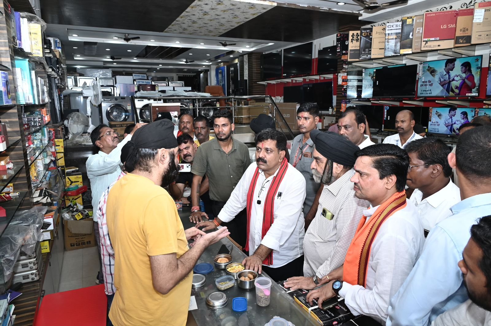 (कवर्धा,)  उपमुख्यमंत्री सहित भाजपा पदाधिकारी पहुँचे व्यापारियों के बीच-जीएसटी बचत की सभी ने की सराहना