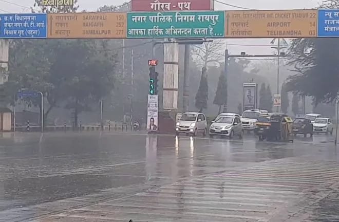 (रायपुर) रायपुर में दिन में छाया अंधेरा : अचानक तेज गडग़ड़ाहट के साथ बरसने लगे बादल, आकाशीय बिजली गिरने का अलर्ट