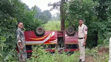 (धमतरी) में बड़ा हादसा: अनियंत्रित बस पलटी, 4 साल की बच्ची की मौत, 6 लोग घायल*