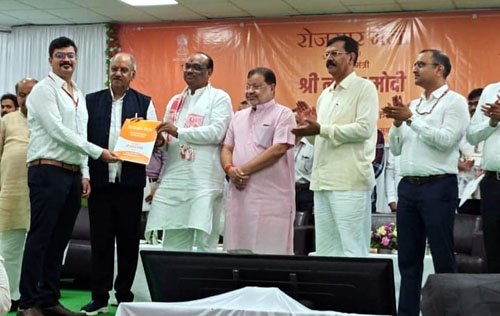 (रायपुर) रायपुर में आयोजित रोजगार मेला में 72 युवाओं को किया गया नियुक्ति पत्र प्रदान