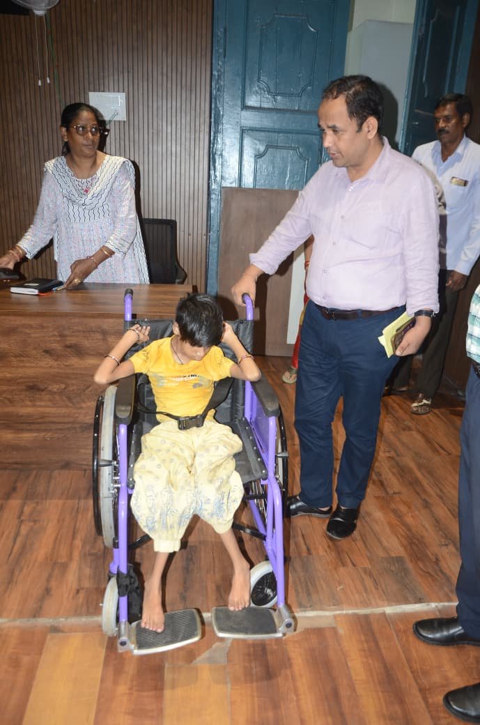 (रायपुर) जनदर्शन में कलेक्टर डॉ गौरव सिंह ने दिव्यांग बिटिया को प्रदान किया व्हीलचेयर