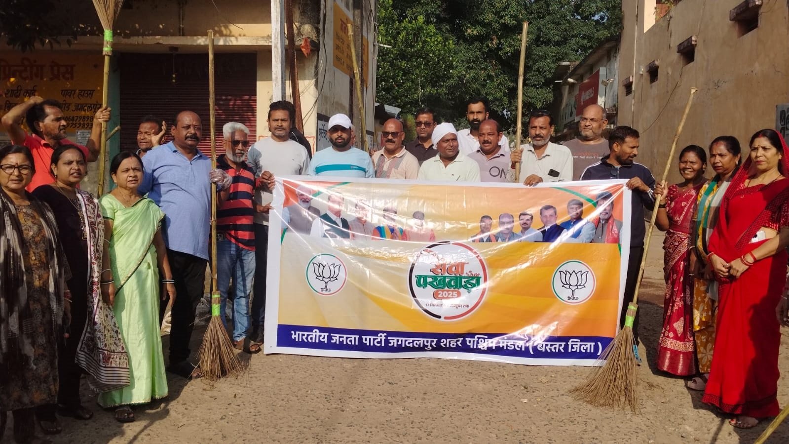  ( जगदलपुर) सेवा पखवाड़ा में आज भाजपा जगदलपुर शहर पश्चिम के दंतेश्वरी मंदिर परिसर में स्वच्छता अभियान