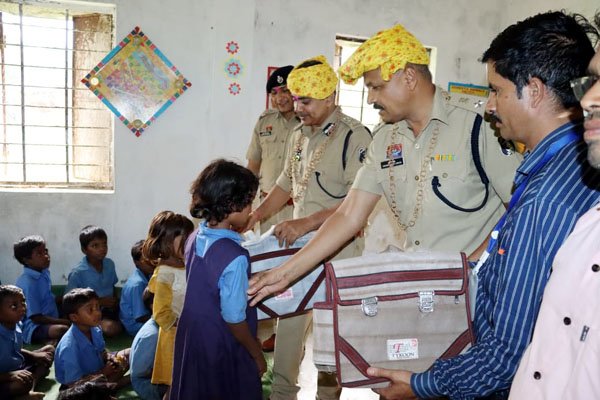 (दुर्ग) छात्र-छात्राओं को जागरूक करने ऑपरेशन विश्वास के तहत बघेरा स्कूल पहुंची पुलिस
0 छात्राओं को सायबर फ्रॉड ,डिजिटल अरेस्टिंग के बारे में जागरूक किया गया