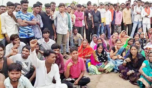 (आरंग-रायपुर) आरंग में बजरंग केमिकल कंपनी के कर्मचारियों का प्रदर्शन, वेतन बढ़ाने की मांग को लेकर सड़कों पर उतरे