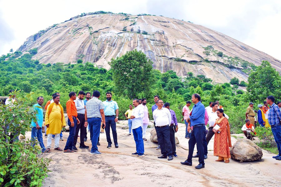 (जशपुनगर) विश्व के सबसे बड़ा प्राकृतिक शिवलिंग मधेश्वर पहाड़ के पास आगामी सावन सोमवार को निकलेगी भव्य कांवर यात्रा