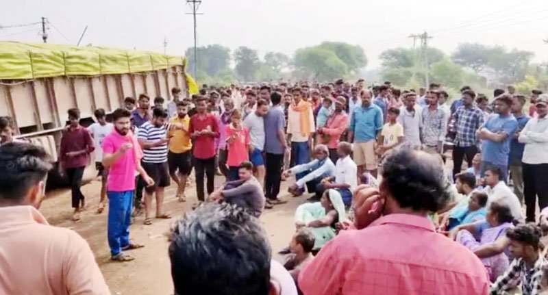 (दुर्ग) ट्रक की चपेट में आने से बच्ची समेत 3 लोगों की दर्दनाक मौत,गुस्साई भीड़ ने किया चक्काजाम