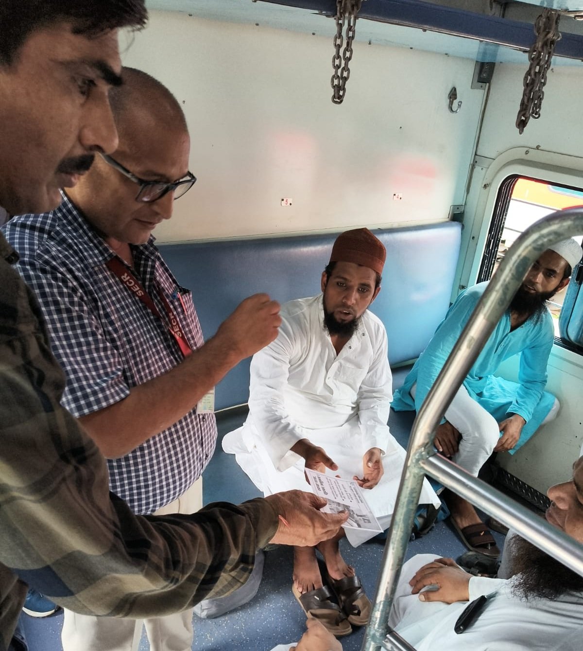 (रायपुर) स्वच्छता पखवाडा के अंतर्गत स्वच्छ रेलगाडीथीम पर मंडल से गुजरने वाली गाडिय़ों में चलाया गया गहन स्वच्छता अभियान