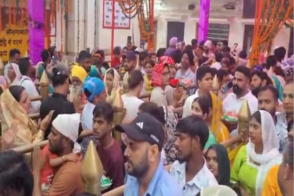 हिमाचल प्रदेश : नवरात्रि के दूसरे दिन नैना देवी मंदिर में भक्तों का लगा तांता