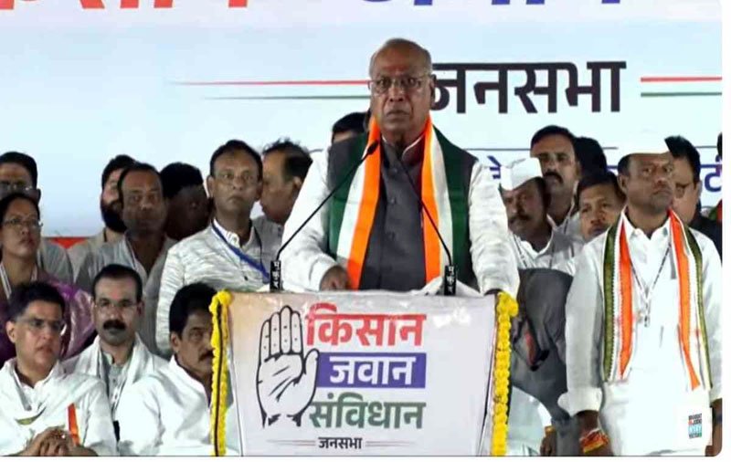 (रायपुर) खरगे का भाजपा पर तीखा हमला: बोले- मोदी सरकार दो बैसाखियों पर टिकी है, एक भी हटे तो गिर जाएगी