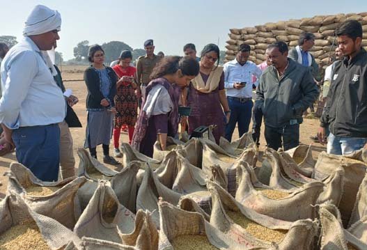 (सारंगढ़ बिलाईगढ़) कलेक्टर ने की धान खरीदी केंद्रों का आकस्मिक निरीक्षण