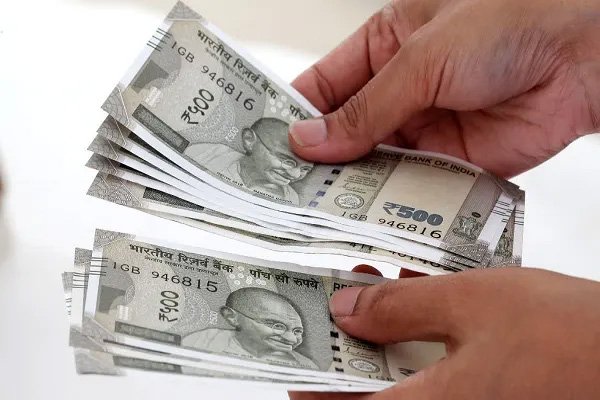 ग्राहक ध्यान दें, आरबीआई ने इस बैंक पर लगाई पाबंदी, 10,000 रुपये से ज्यादा नहीं निकाल सकेंगे पैसा