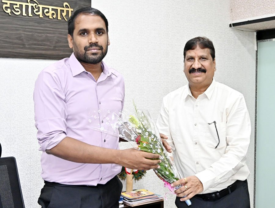 (धमतरी) नवपदस्थ उप संचालक जनसंपर्क श्री पाराशर ने किया पदभार ग्रहण, कलेक्टर से की सौजन्य भेंट