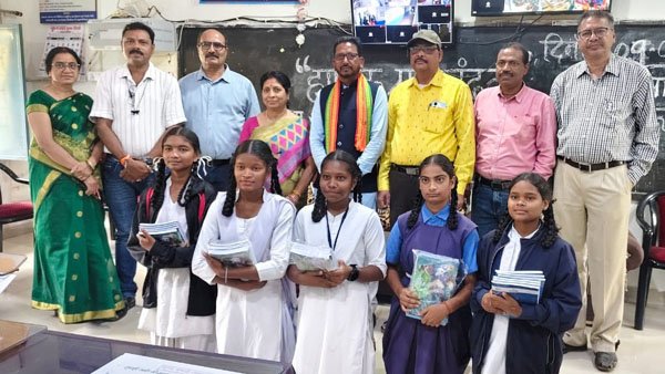 (जगदलपुर) समृद्ध बस्तर जन कल्याण समिति ने छात्राओं को भेंट की कापी और पेन
