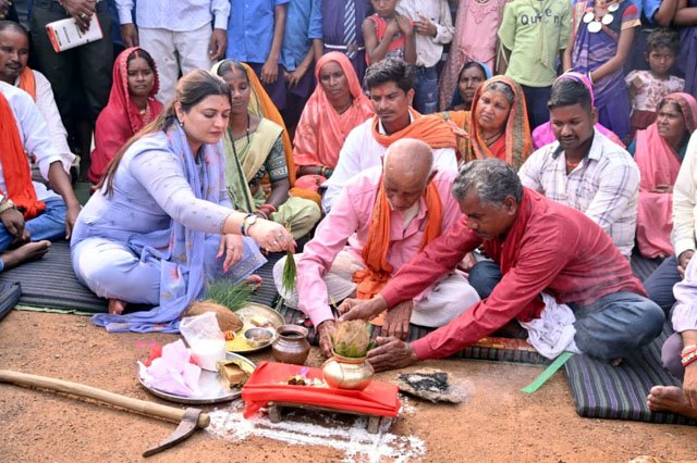 (कवर्धा) जनता की सुविधाओं के लिए विधायक भावना बोहरा ने लगभग 49 लाख रुपए के विकास कार्यों का भूमिपूजन किया