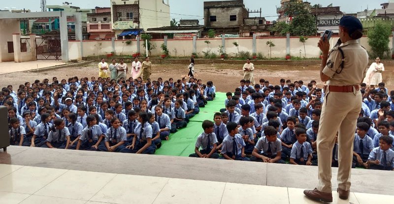 (दुर्ग) महिला रक्षा टीम ने आत्मानंद स्कूल के बच्चों को सिखाए आत्म सुरक्षा के गुर