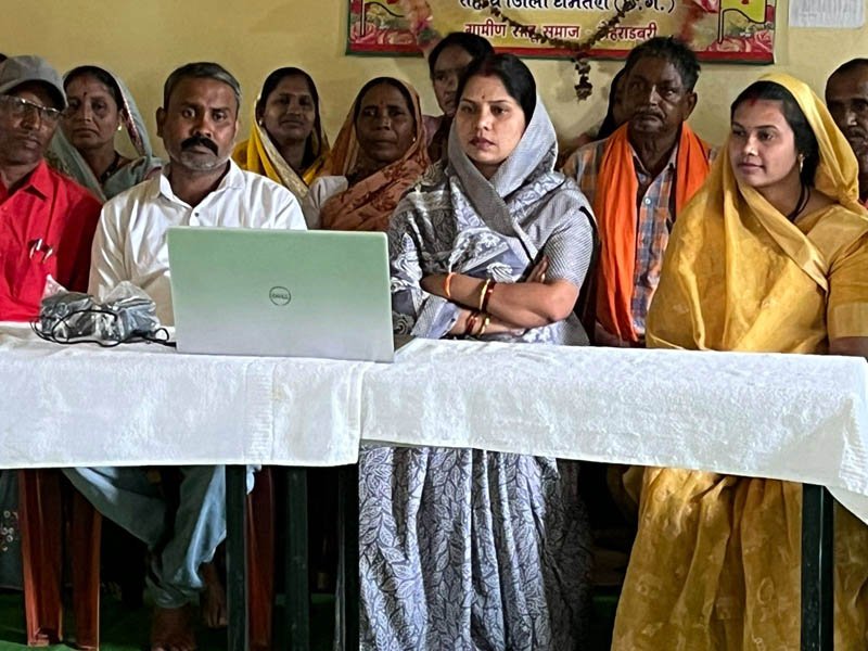 (धमतरी) मन की बात का 126 वां संस्करण सुनने भाजपा प्रदेश उपाध्यक्ष पहुंची सेहराडबरी