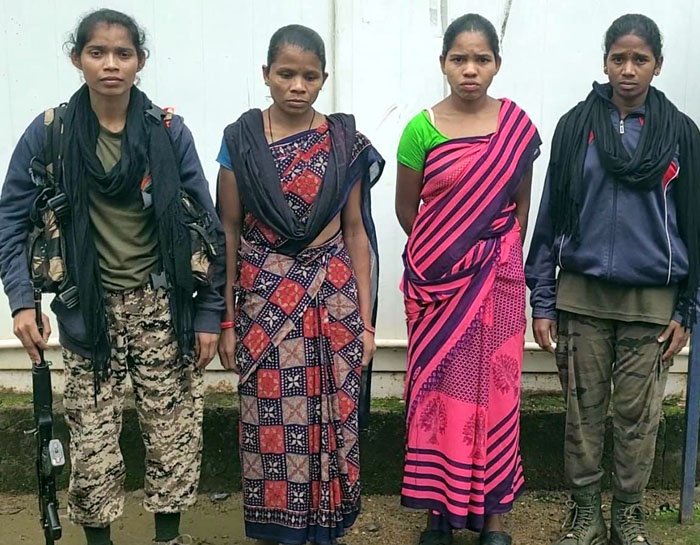 (जगदलपुर) अपने दल से बिछड़ी दो महिला नक्सली गिरफ्तार