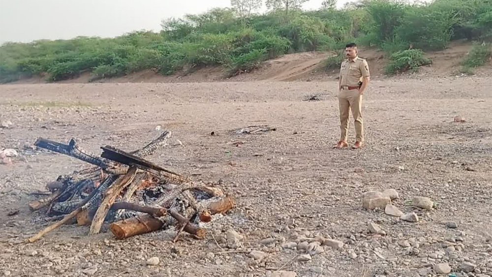 प्रेमिका की जलती चिता पर कूदने की कोशिश करने लगा प्रेमी, जमकर हुई कुटाई 