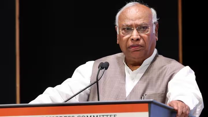 कांग्रेस अध्यक्ष मल्लिकार्जुन खडग़े की तबीयत अचानक बिगड़ी, बेंगलुरु के अस्पताल में भर्ती