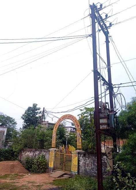 (कोरबा) विद्युत विभाग पर शुल्क लेने के बाद खंभा नहीं हटाने का लगा आरोप