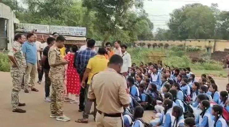 (गरियाबंद) फिंगेश्वर में स्कूल मर्जर के विरोध में छात्राओं ने किया चक्काजाम, अलग स्कूल की मांग पर अड़ीं