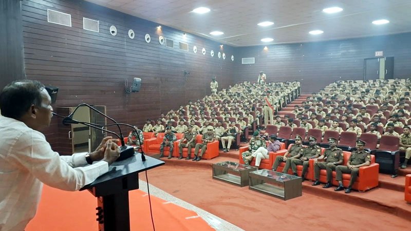 (जगदलपुर) कैडेट्स को बताए स्वास्थ्य और बचाव के तरीके, यातायात नियमों के पालन की दिलाई शपथ
