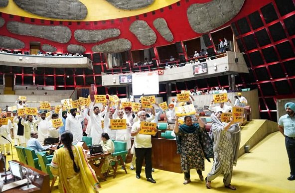पंजाब: सदन में मान सरकार का बीजेपी के खिलाफ प्रदर्शन, केंद्र के राहत पैकेज को बताया जुमला