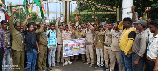 (अंबिकापुर)  छत्तीसगढ़ ड्राइवर महा संगठन ने अपनी मांगों को लेकर  कलेक्टर को सौपा ज्ञापन