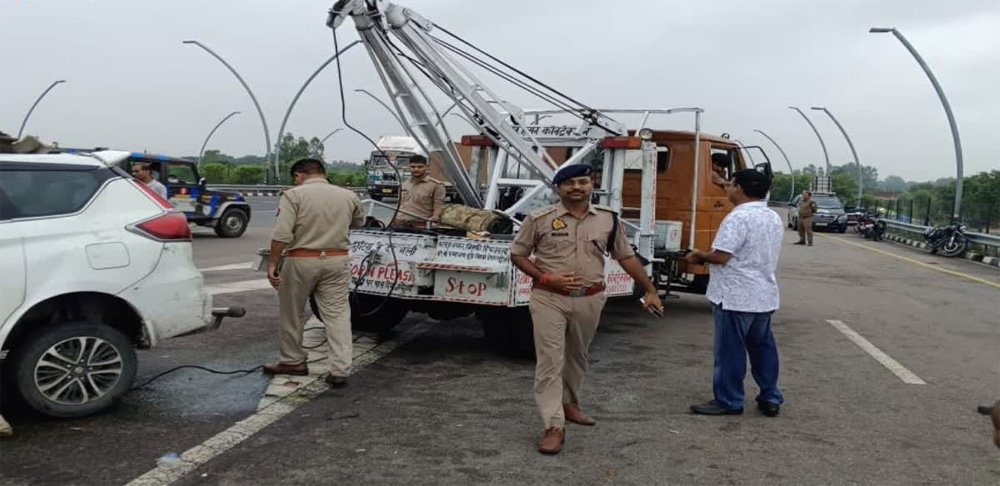 चलती बस में पीछे से भिड़ी बेकाबू कार; अमेठी में तैनात पुलिसकर्मी की मौत, 7 लोग घायल