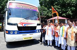  (रायपुर)  मुख्यमंत्री ने मां बम्लेश्वरी के दर्शन के लिए जा रहे श्रद्धालुओं की बस को झंडी दिखाकर किया रवाना