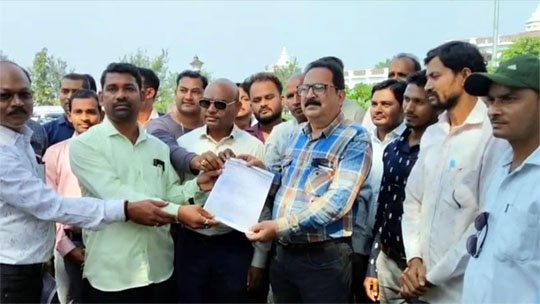 (रायपुर) सहकारी समितियों के कर्मचारियों ने 4 सूत्रीय मांगों को लेकर दिया ज्ञापन